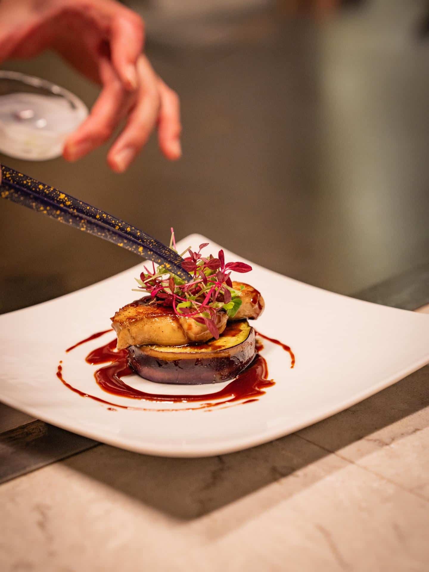 じっくり火を入れたナスのやわらかさに、フォアグラのコクを重ねた贅沢な組み合わせ。