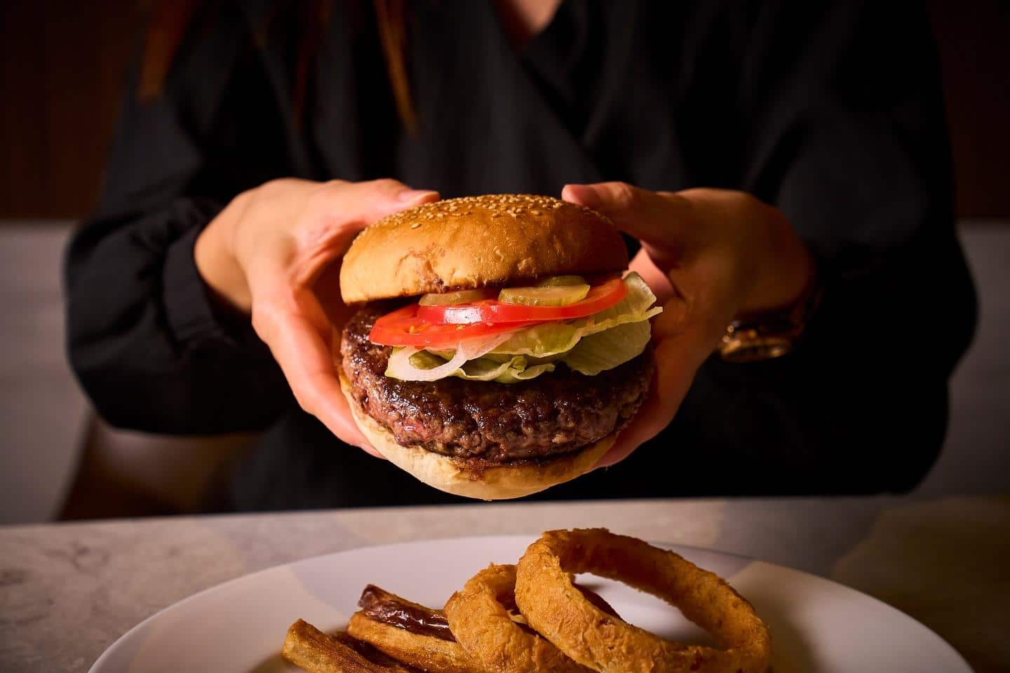 鉄板ならではの焼き上げで、肉の存在感をしっかりと引き出したバーガー。