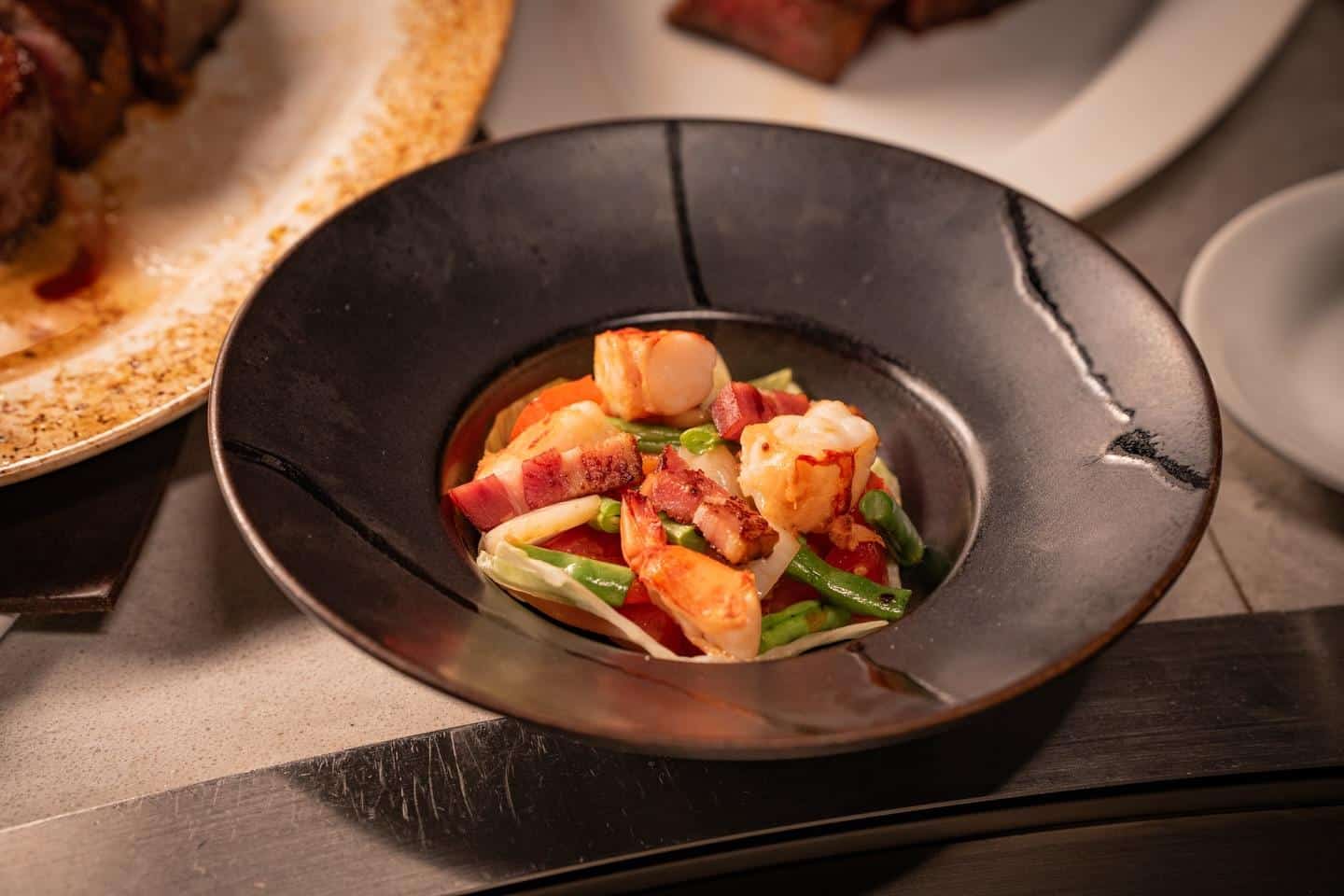 熱を帯びた鉄板で引き出される、素材本来の旨み。