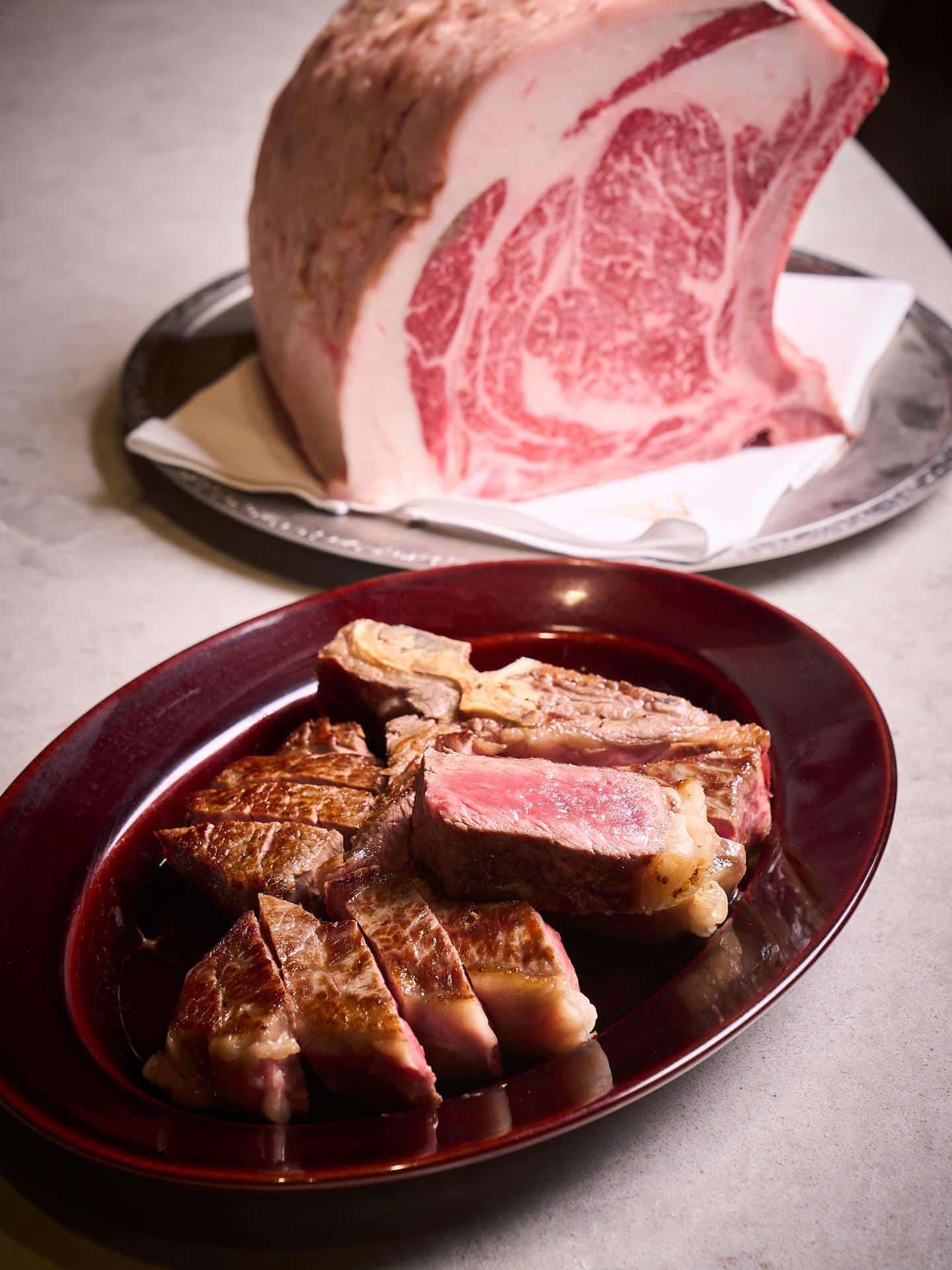 カウンター越しに広がるのは、臨場感あふれる鉄板の世界。