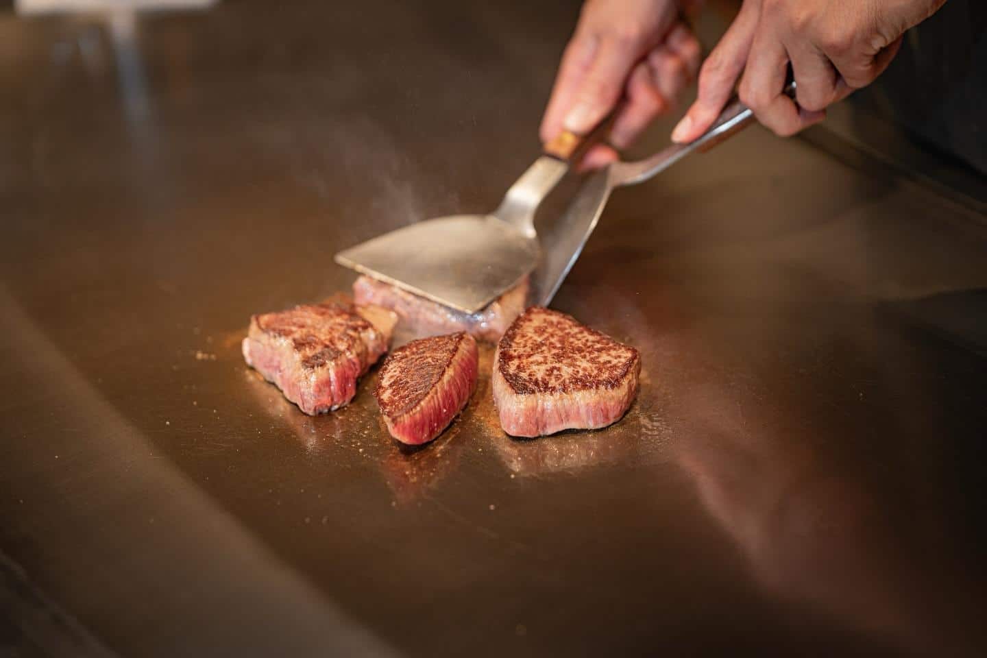 目の前で焼き上がる一瞬一瞬が、食欲を直撃。