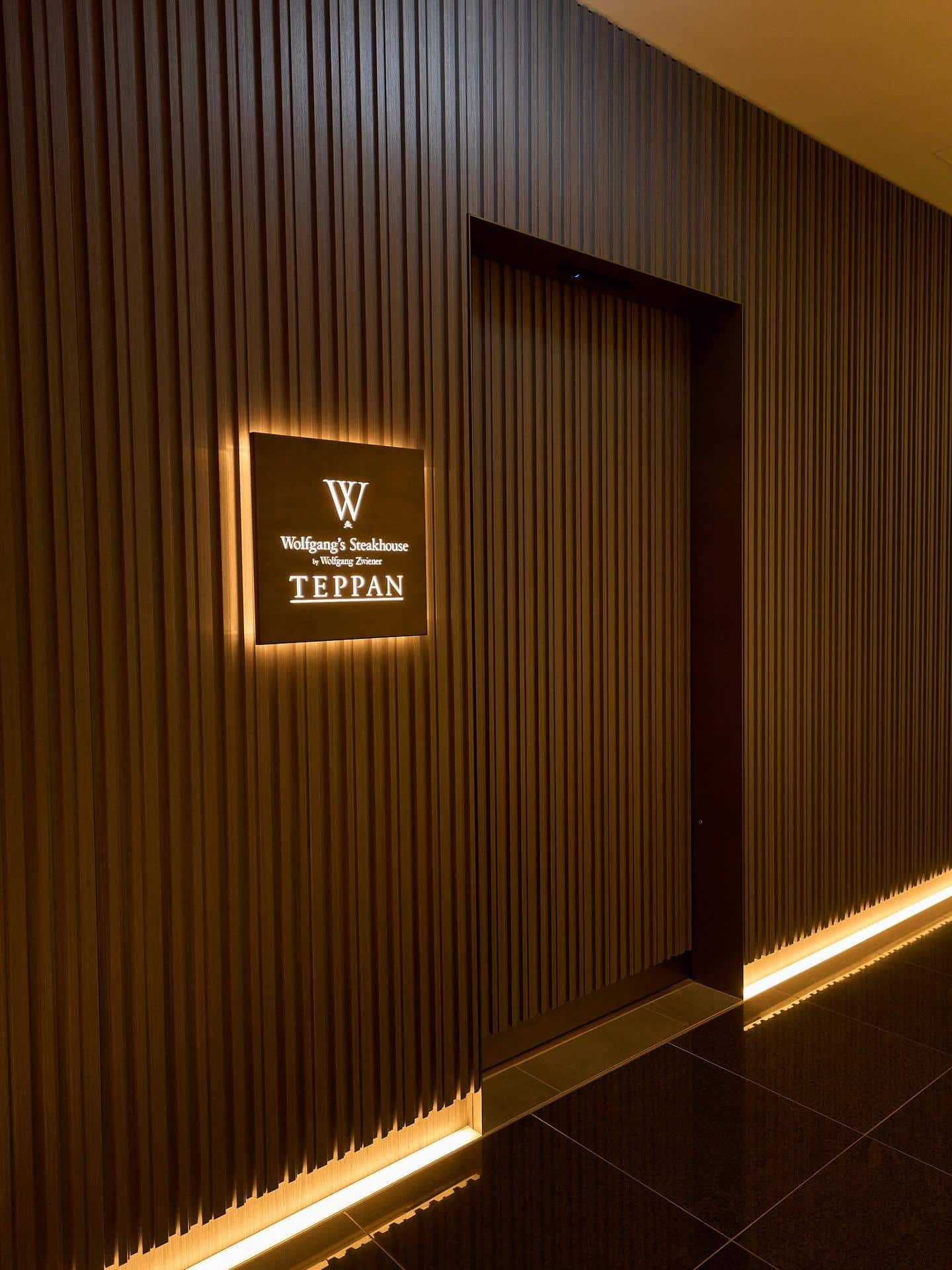 銀座の街並みに溶け込むように佇む、静かなエントランス。