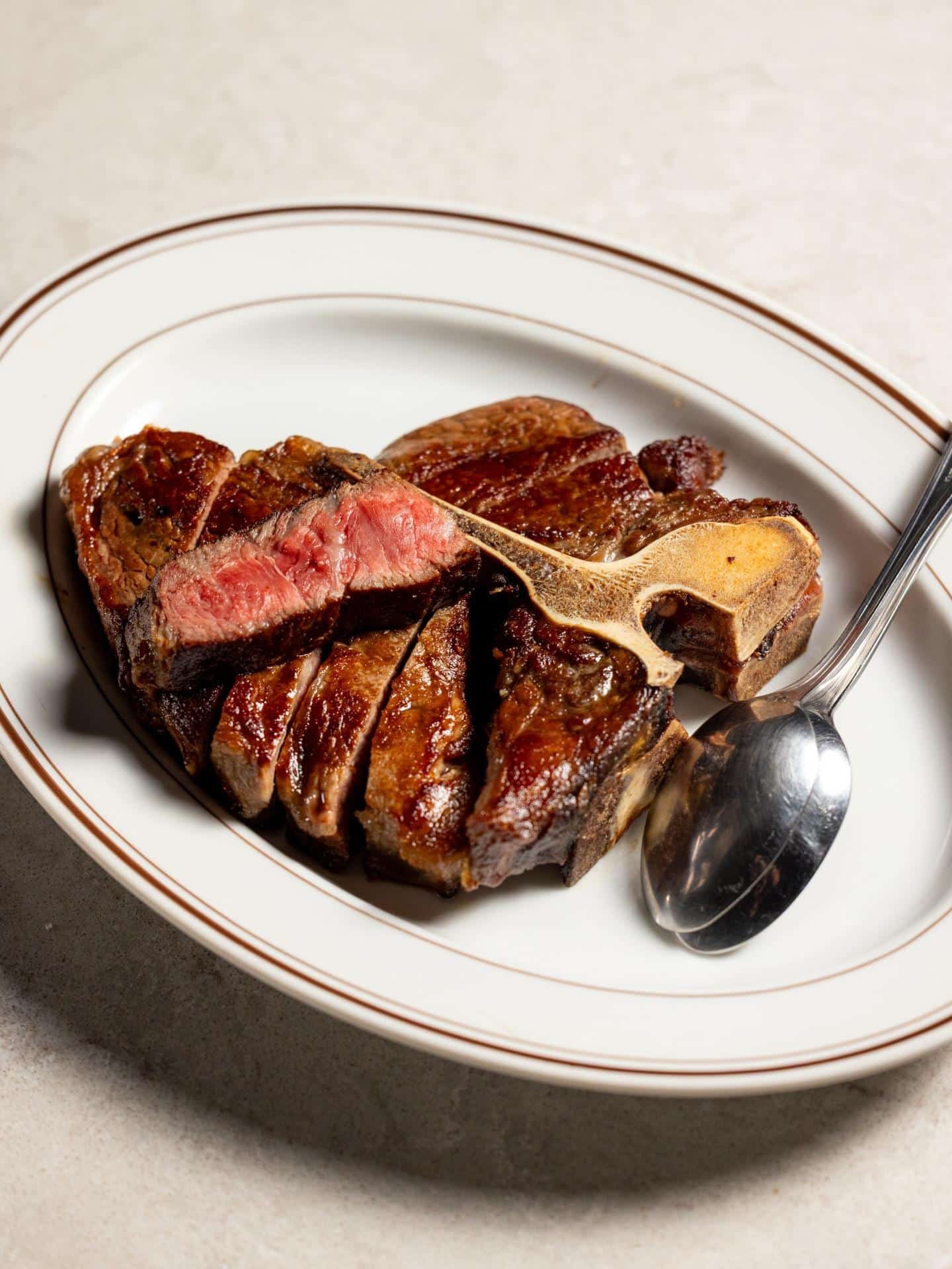 火入れに一切の妥協なく、丁寧に焼き上げたステーキ。