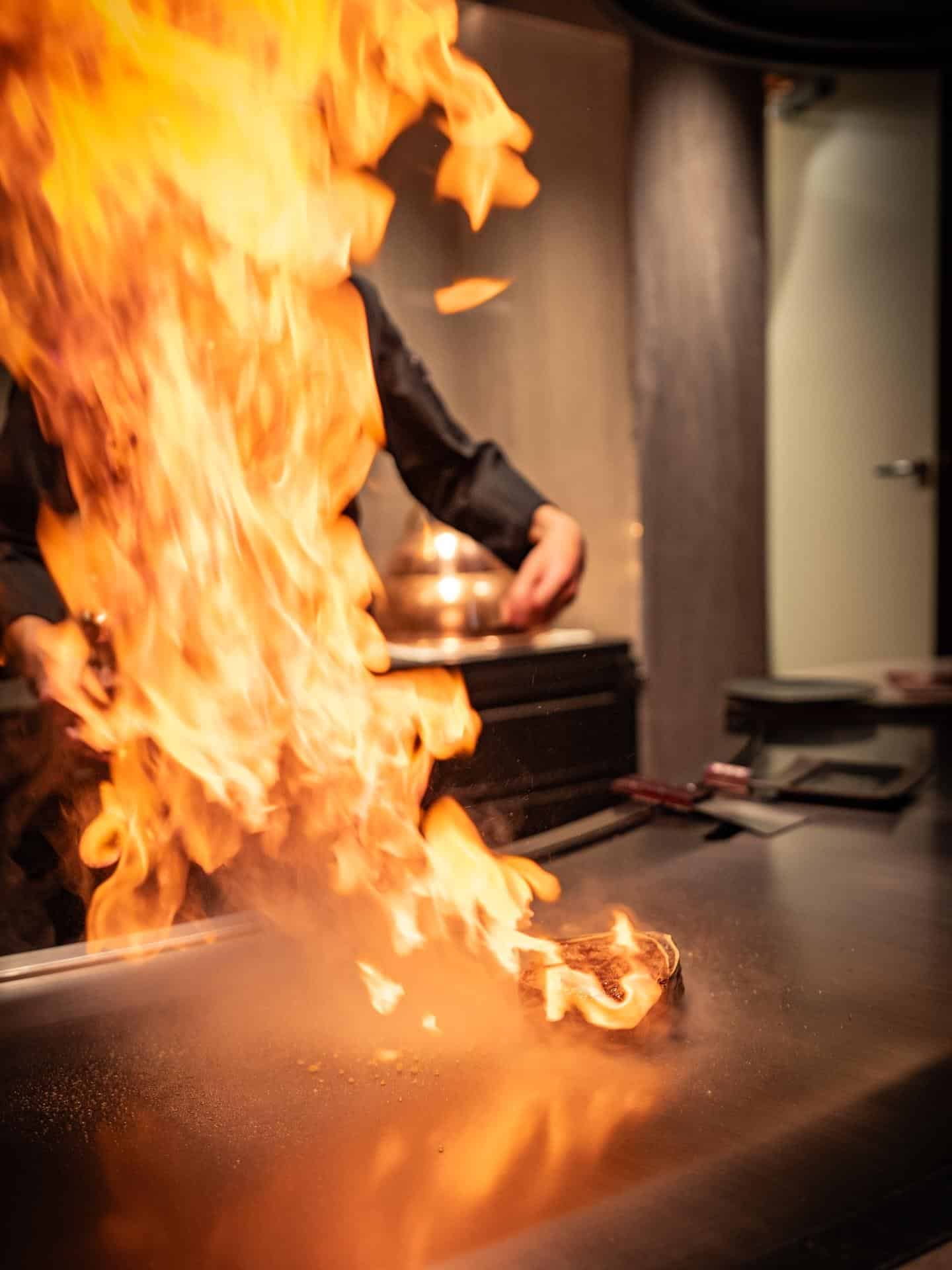 目の前で立ち上がる鉄板の炎。