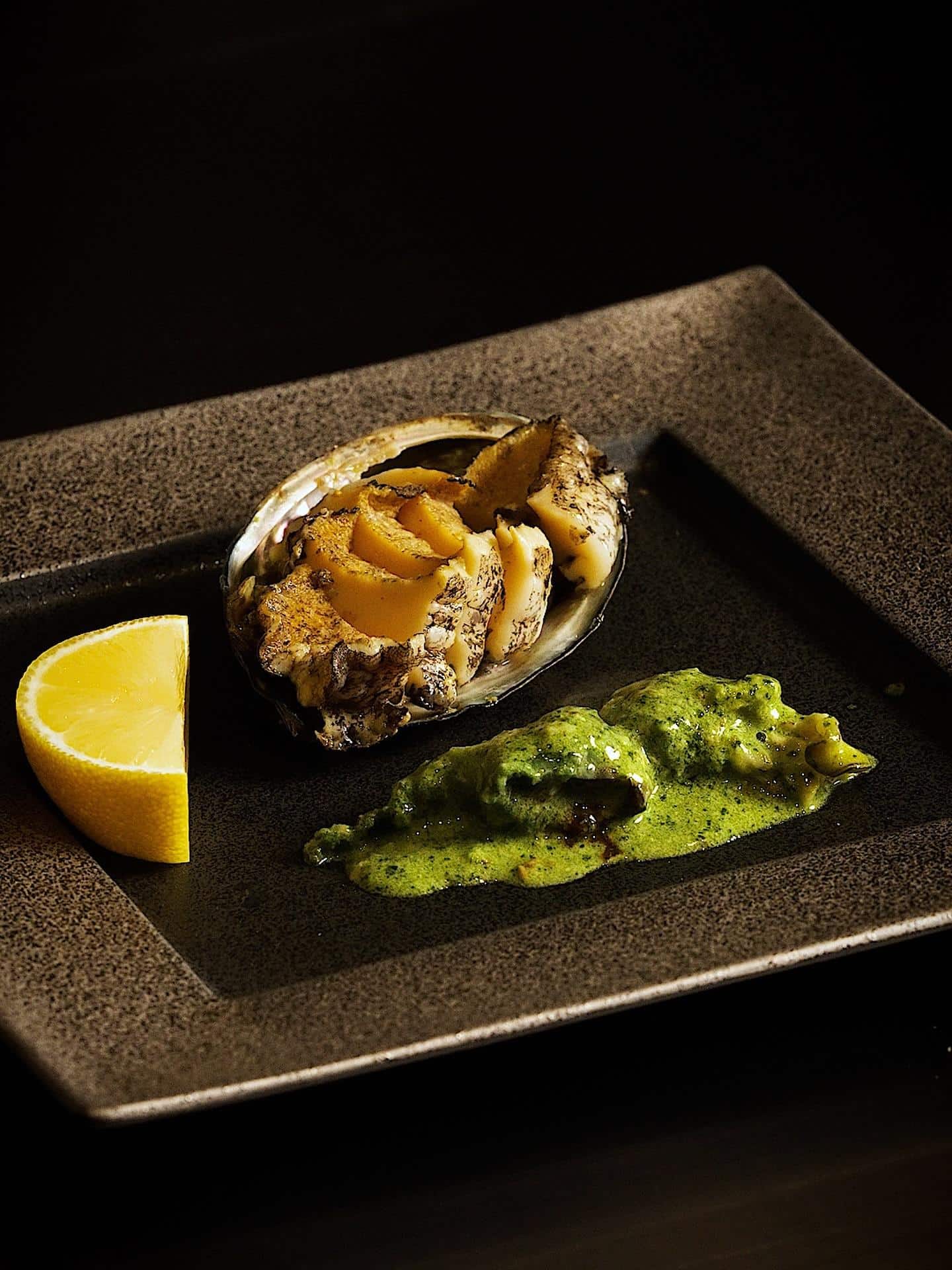 前菜からメインディッシュに至るまで、素材選びから仕立てまで丁寧に。