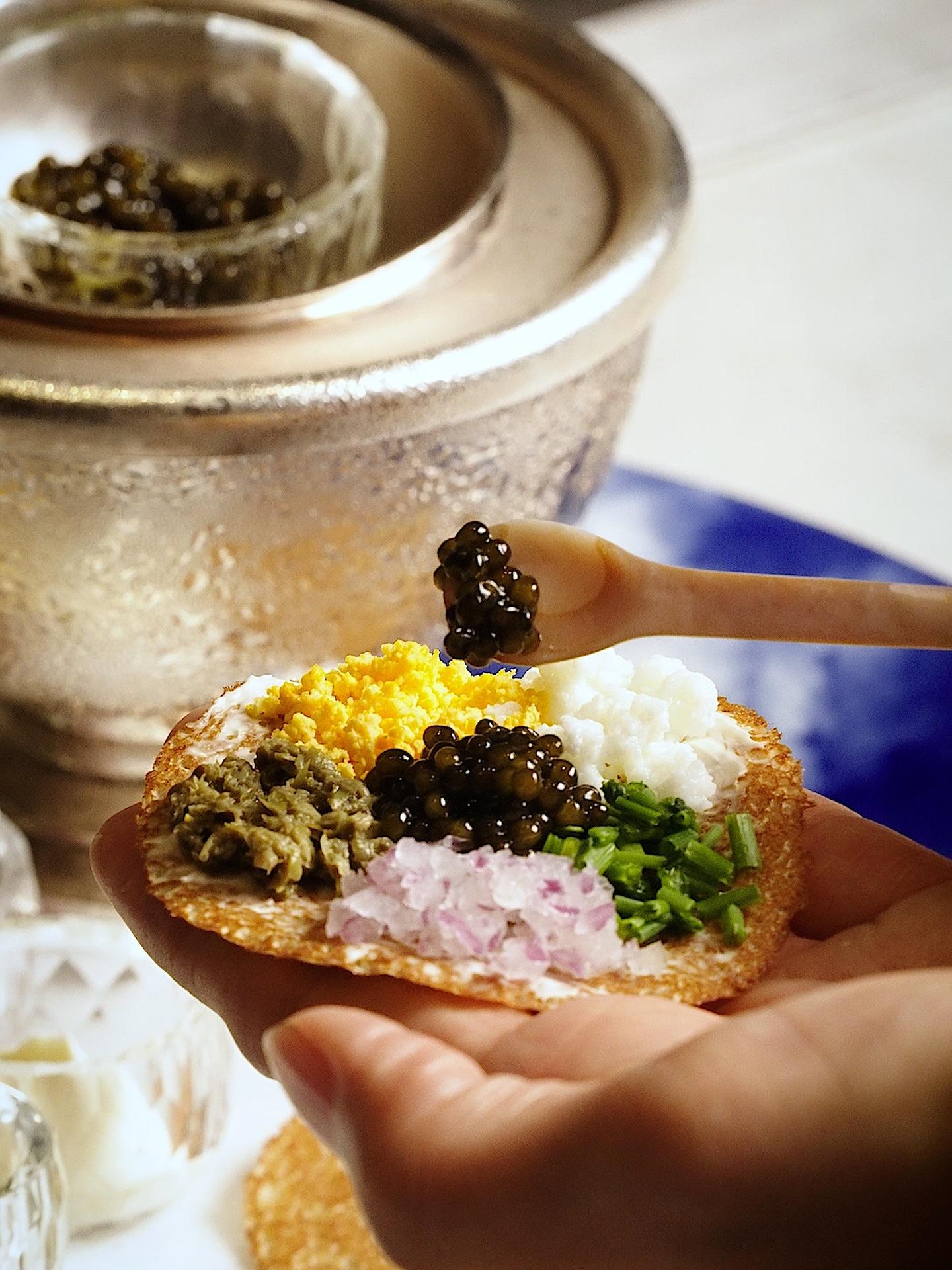 コースの幕開けを飾る、ブリニとキャビアの贅沢なひと皿。