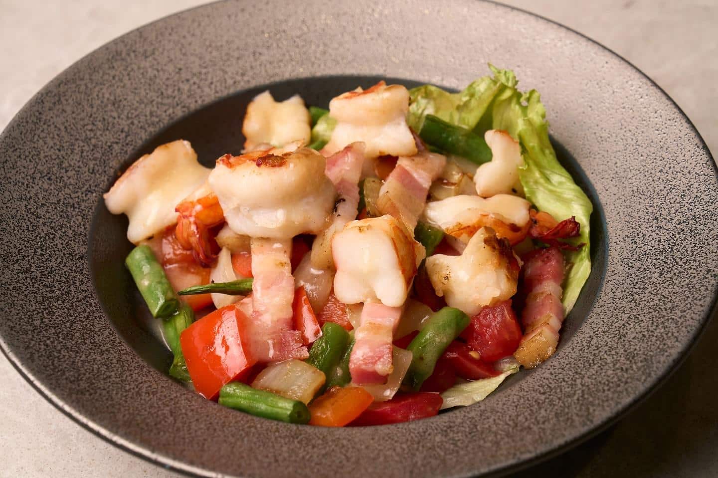 ステーキとともに、みずみずしいサラダを。