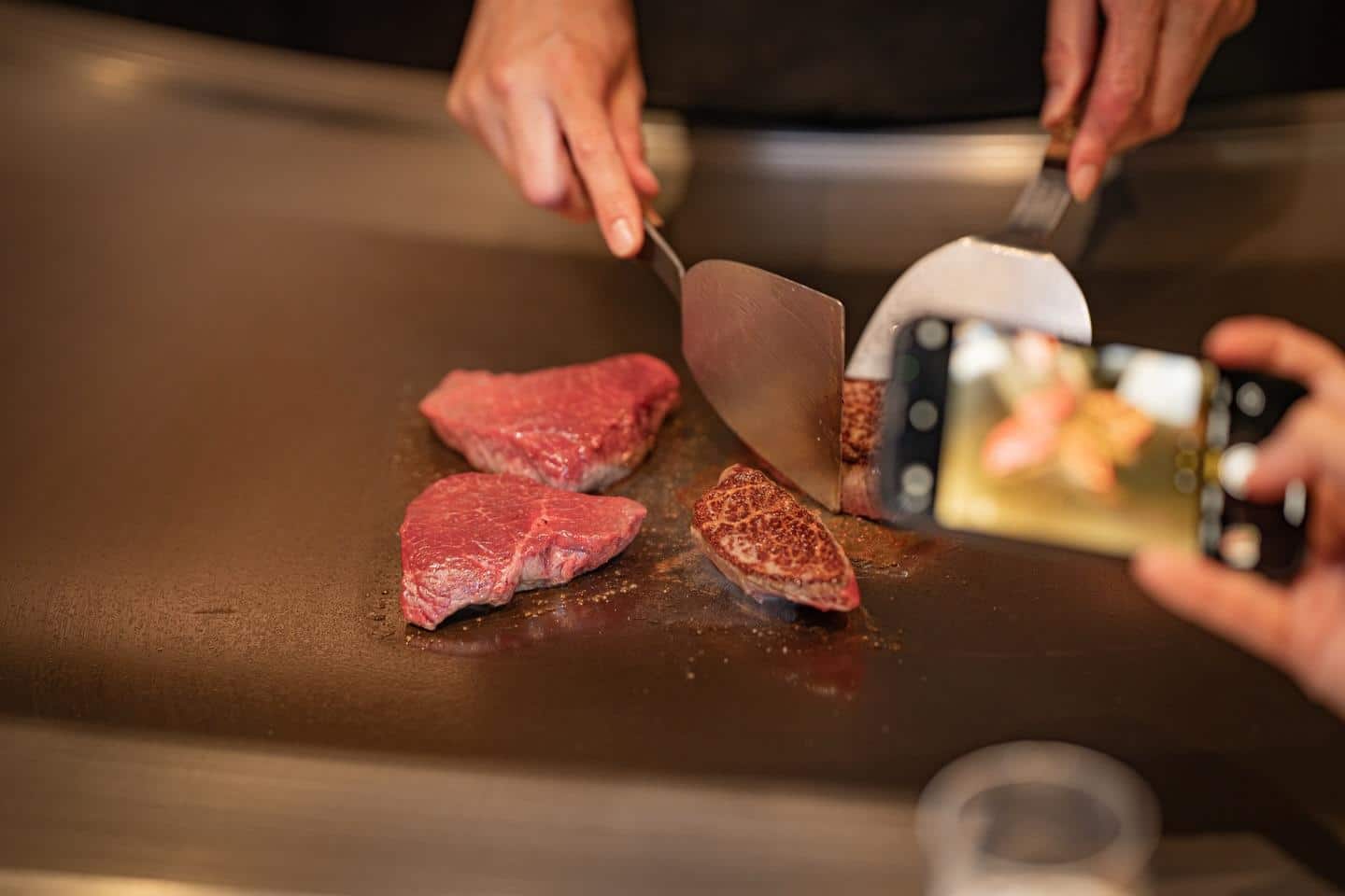 火が入ることで完成する、極上のステーキ。