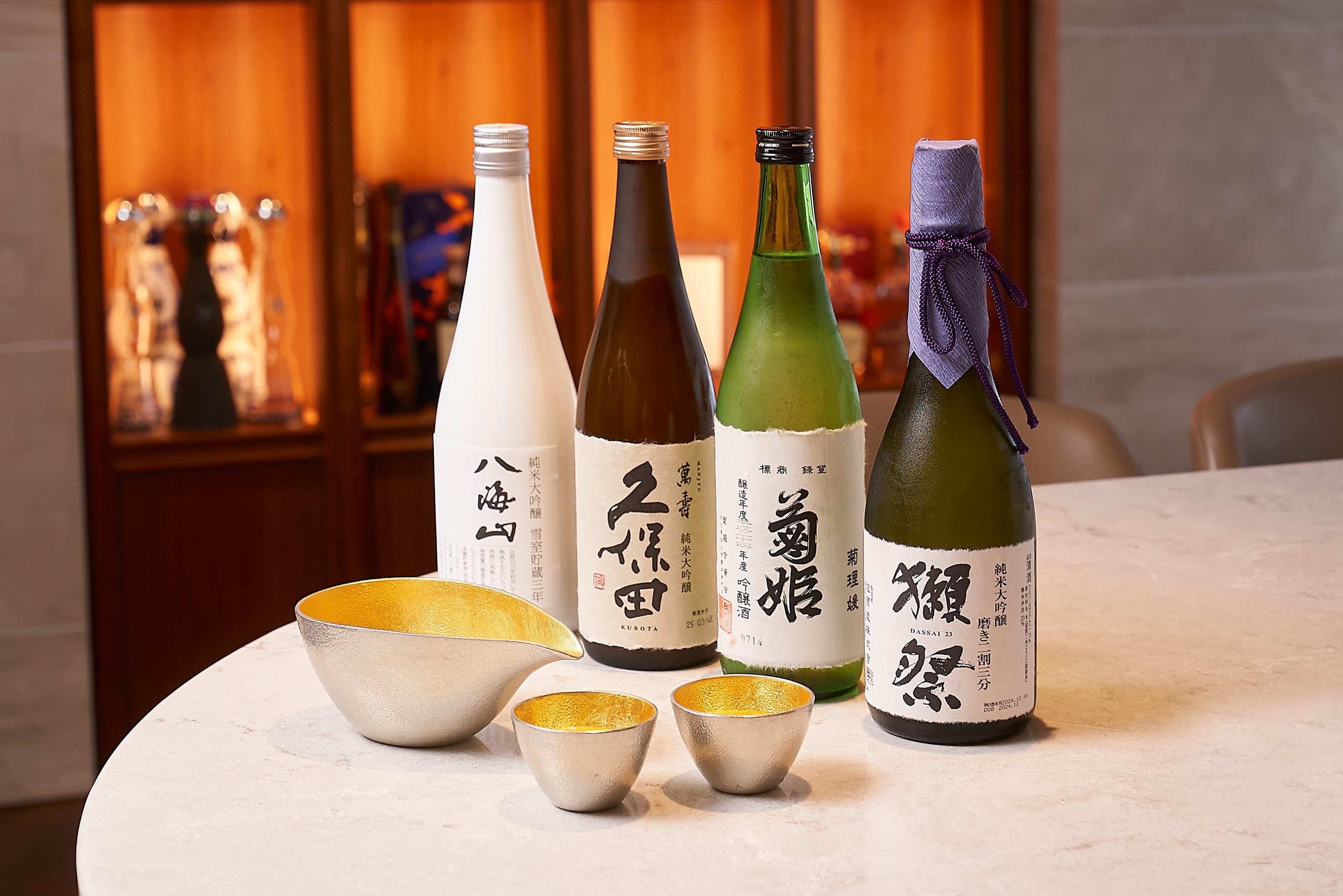 鉄板で仕上げる料理に寄り添う、日本酒のラインナップ。