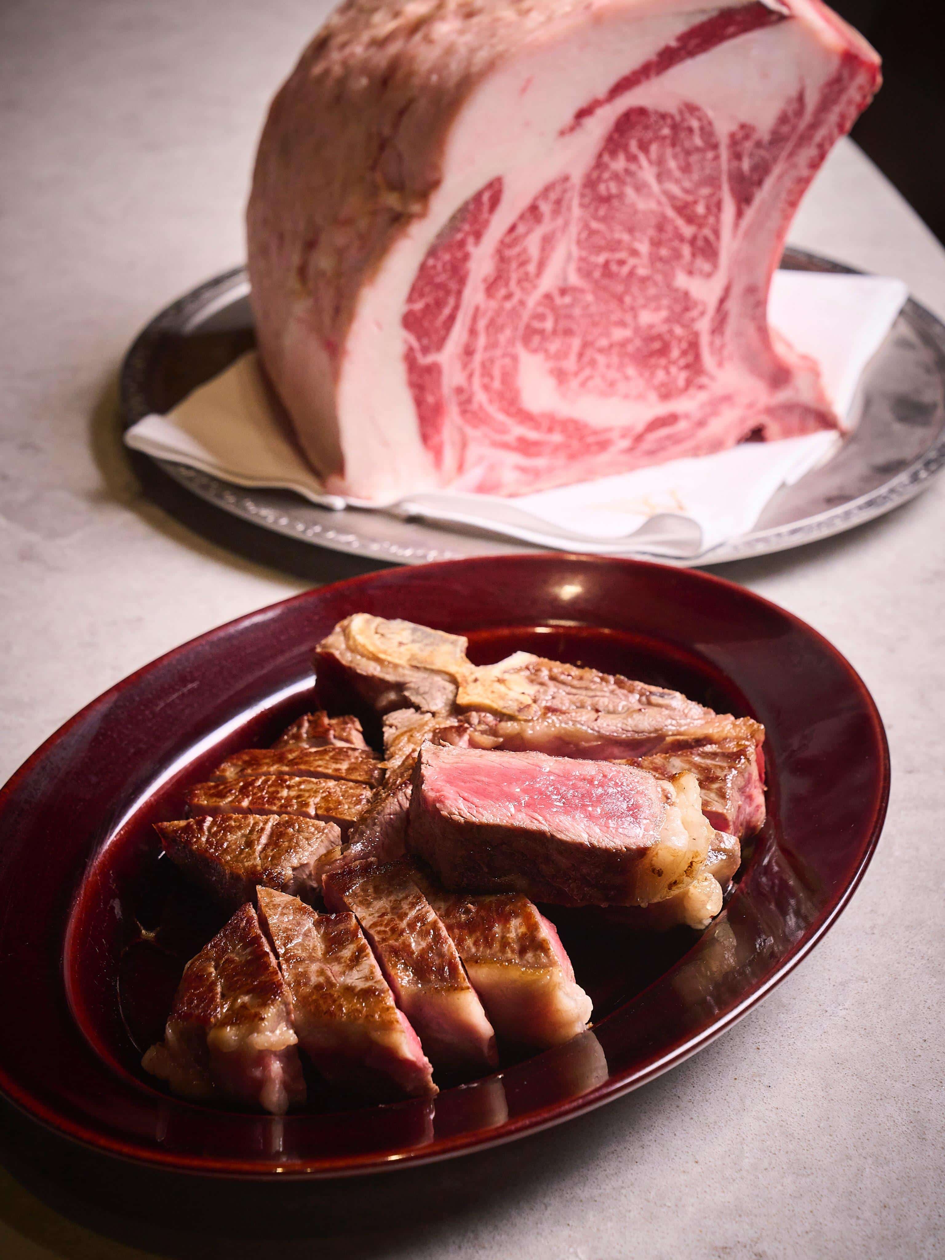 立ち上る炎や香ばしい香り、焼き上がる音までもが、特別な食体験を演出。