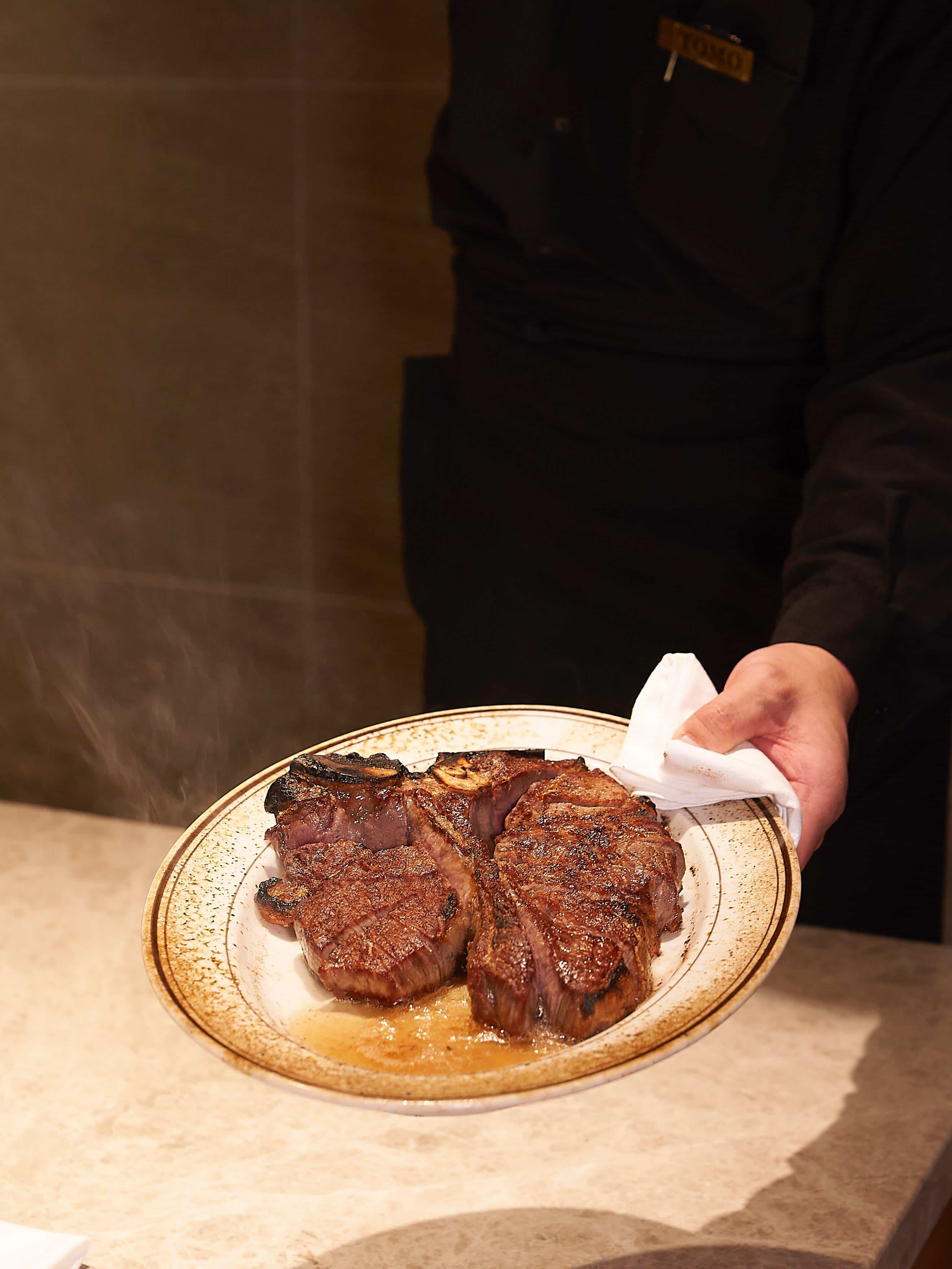 目の前で繰り広げられる鉄板焼きの躍動感と、高温オーブンが引き出す芳醇な旨み。