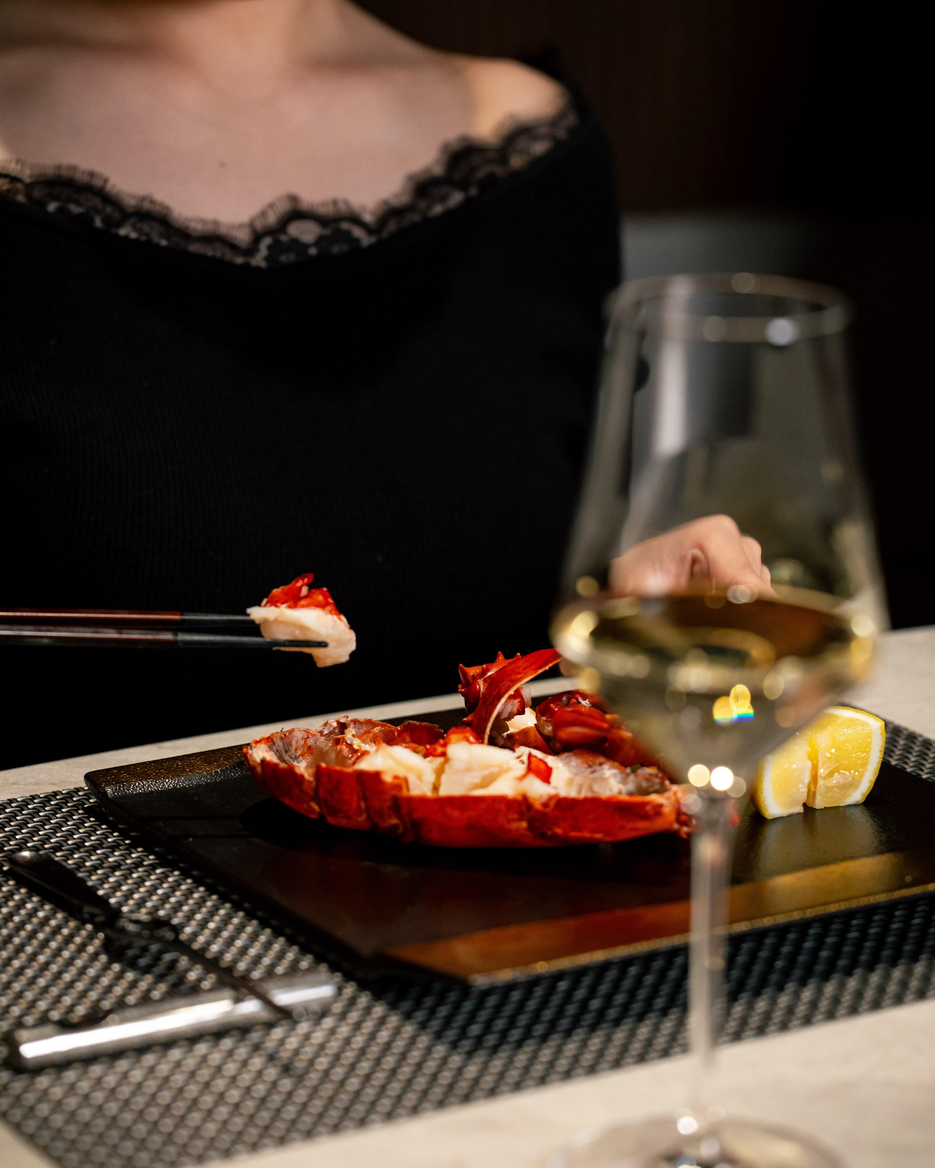 海の恵みを味わいながら、ゆったりと過ごすカウンタータイム。