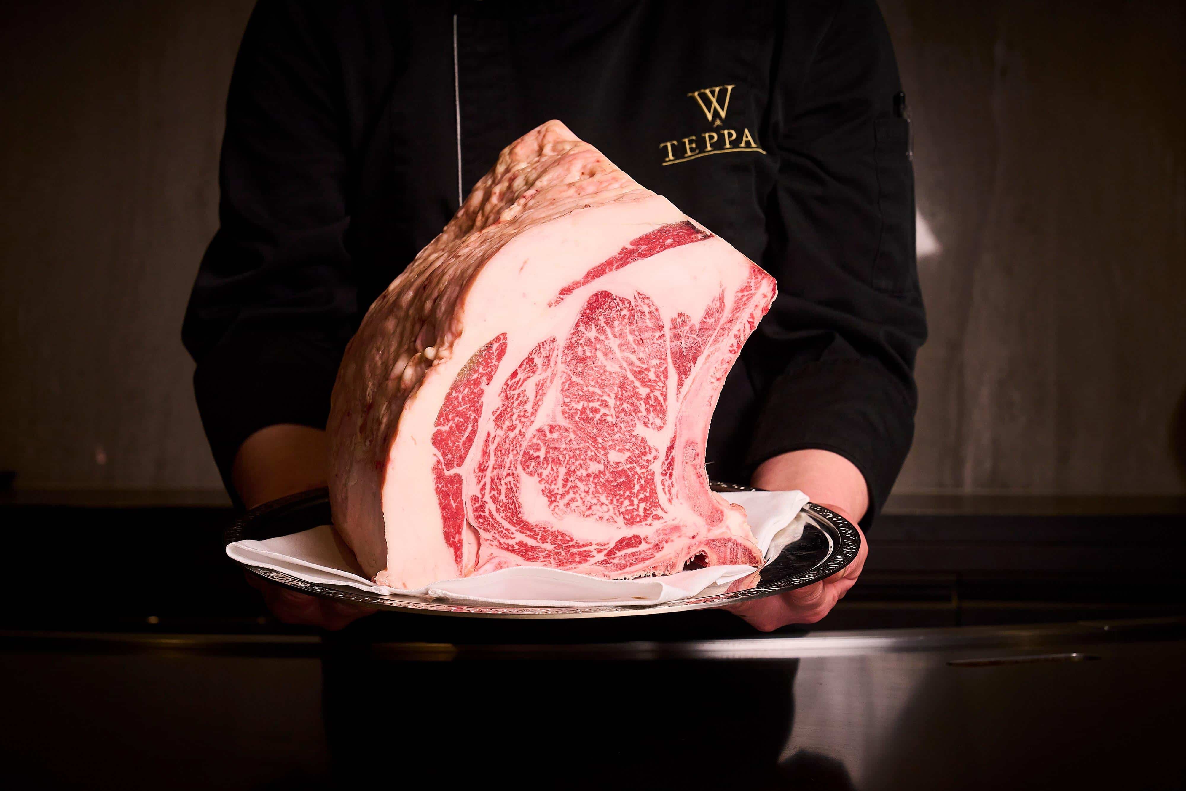 厳選された熟成肉が、熟練の技によって至福のステーキへ。