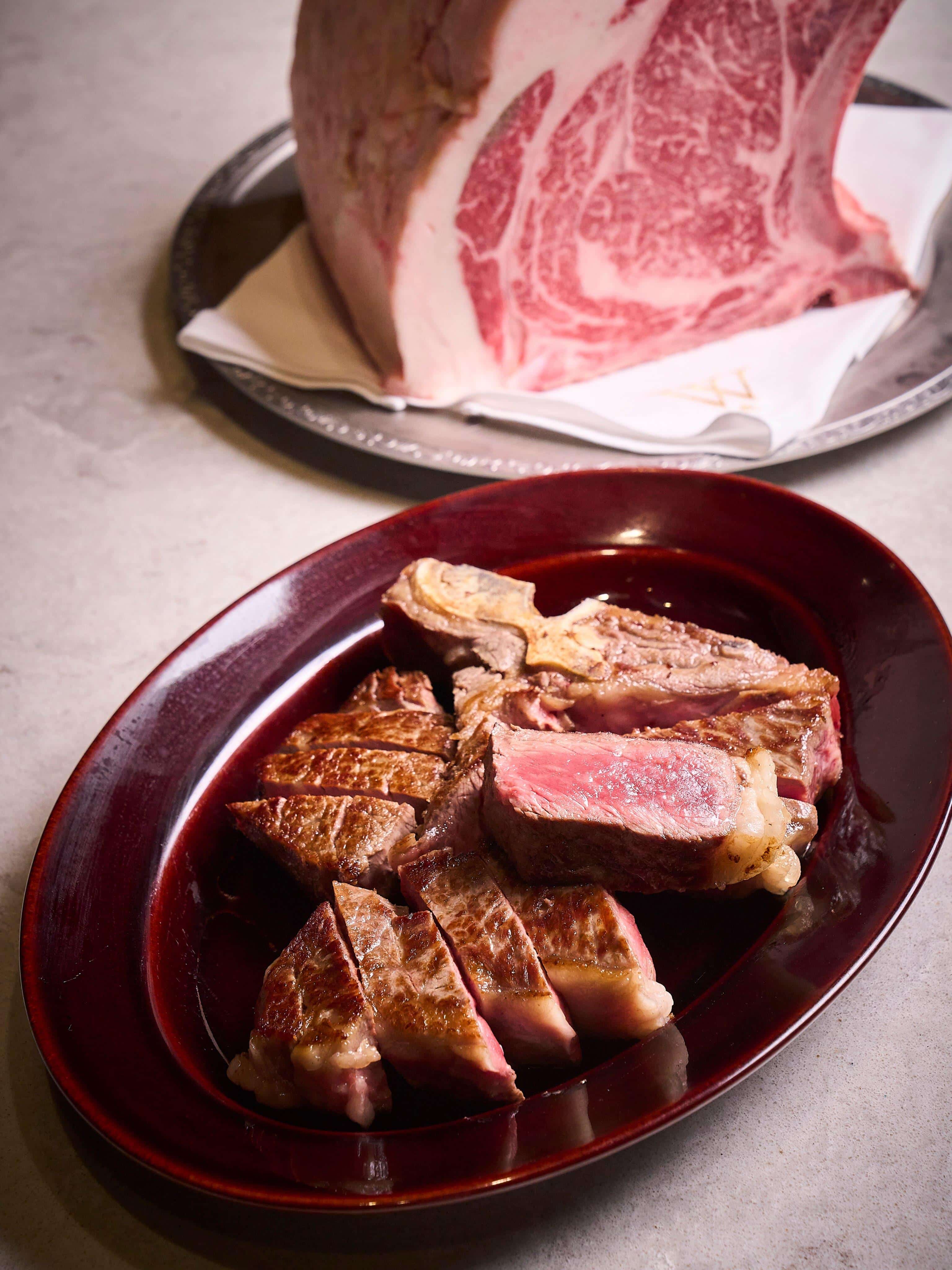 目の前の鉄板で、料理が少しずつ仕上がっていく。